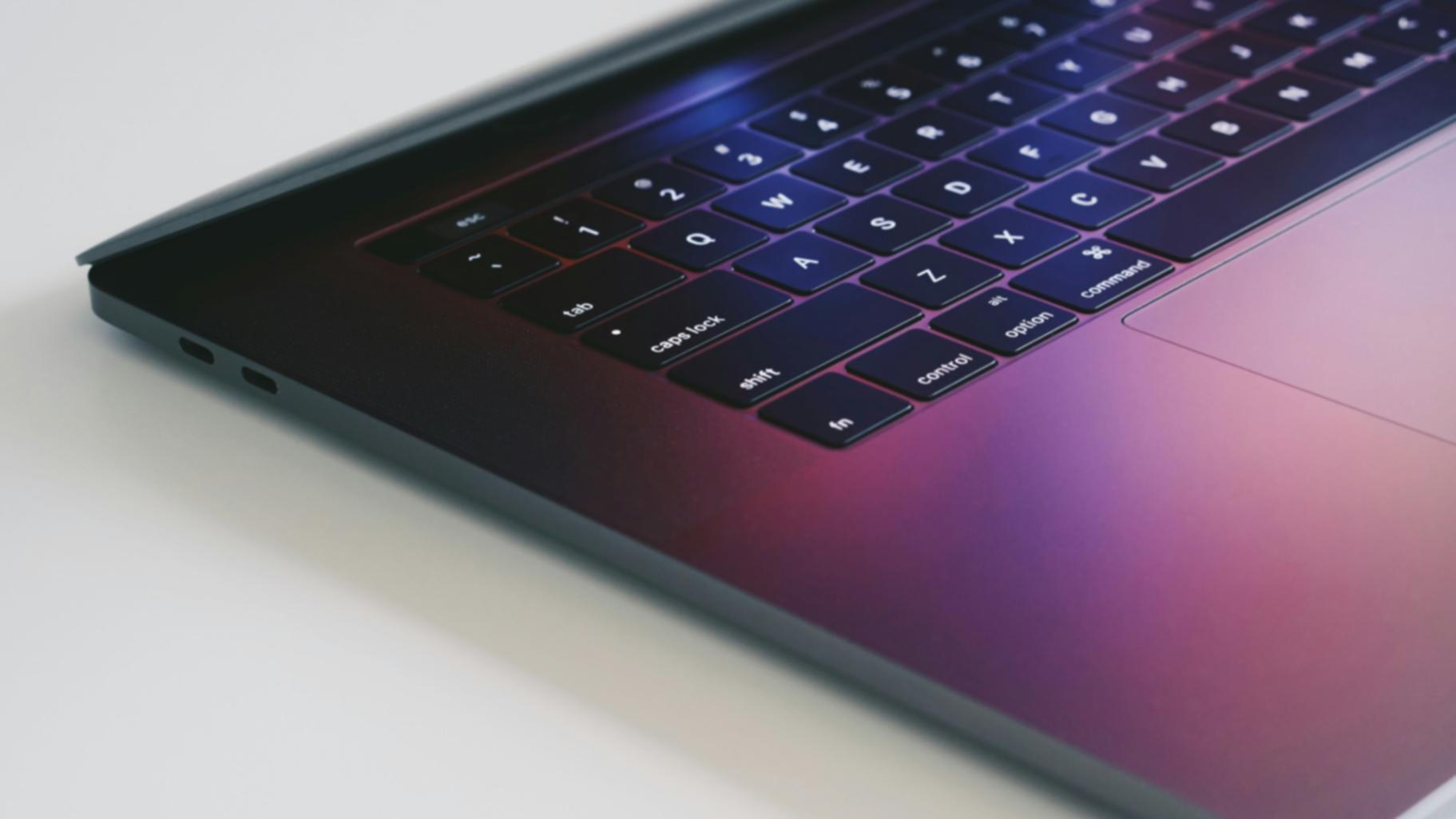 Person der følger sin sundhedsrejse på tablet
